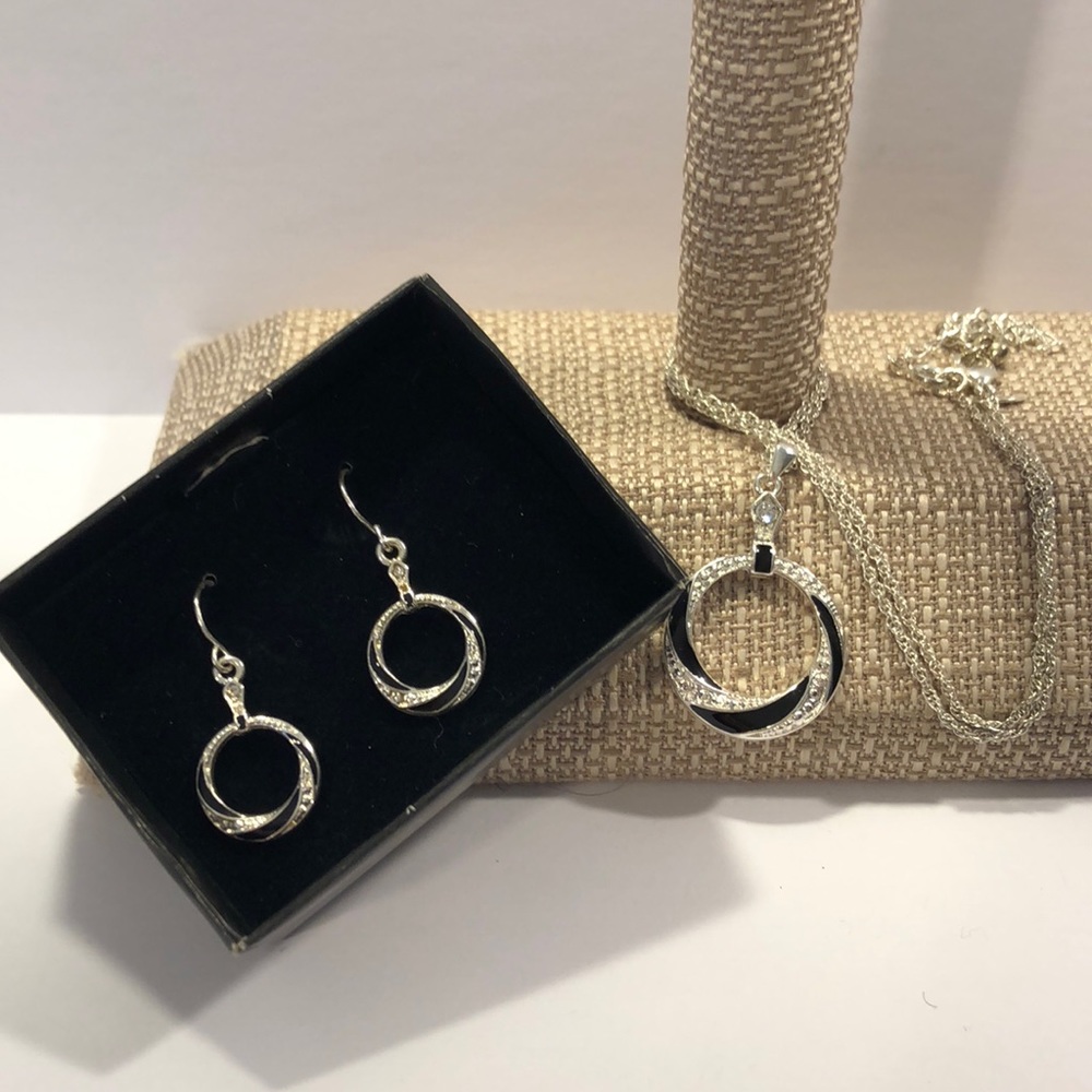 Avon Luanay necklace and earrings gift set